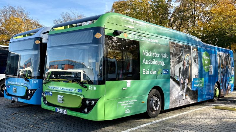 Zwei NIAG-Busse mit Sonderbeklebung und dem Aufruf zur Bewerbung bei der NIAG-Unternehmensgruppe. Die Busse werden präsentiert in einem Fotowettbewerb im Februar 2026.