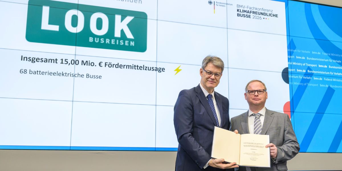 Förderzusage für 68 Elektrobusse: Bundesverkehrsminister Patrick Schnieder (l.) übergibt die Förderurkunde an LOOK-Geschäftsführer Tobias Jakubowski auf der Fachkonferenz ‚Klimafreundliche Bu