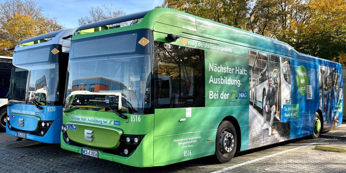 Zwei NIAG-Busse mit Sonderbeklebung und dem Aufruf zur Bewerbung bei der NIAG-Unternehmensgruppe. Die Busse werden präsentiert in einem Fotowettbewerb im Februar 2026.