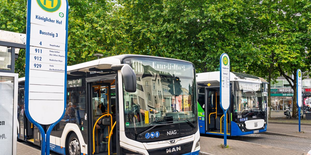 Ein NIAG-Bus an einer Haltestelle