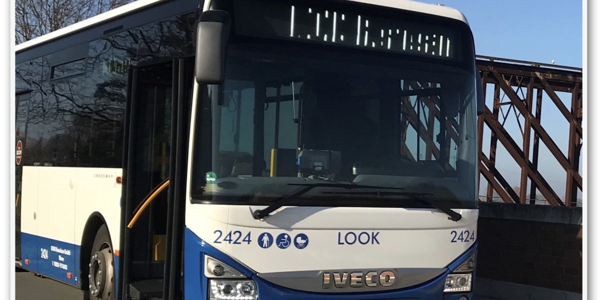 LOOK Bus an einer Haltestelle, im Hintergrund eine Brücke.