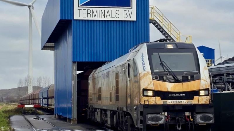 Güterzug bei Abfertigung im Hafen Rietlanden, Niederlande