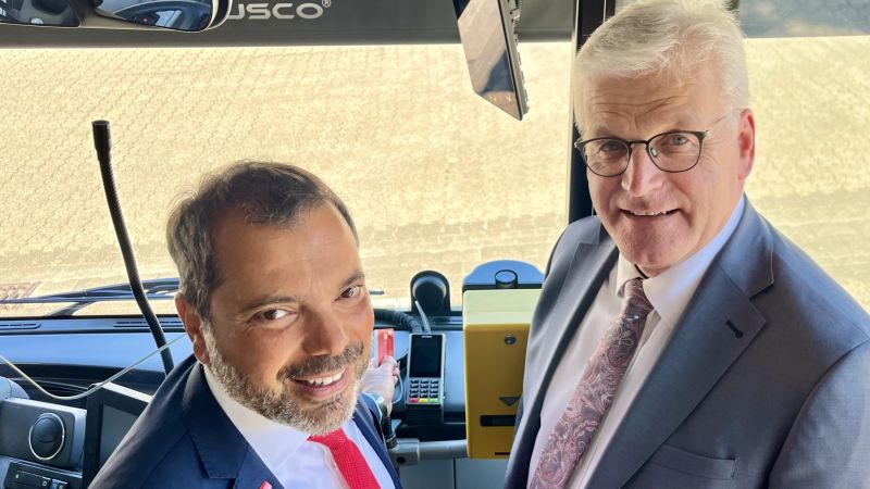 Digital Bezahlen im NIAG-Bus, NIAG-Vorstand Peter Geisen und Sparkassen-Vorstand Giovanni Malaponti